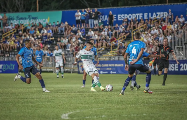 Azuriz derrota o Coritiba