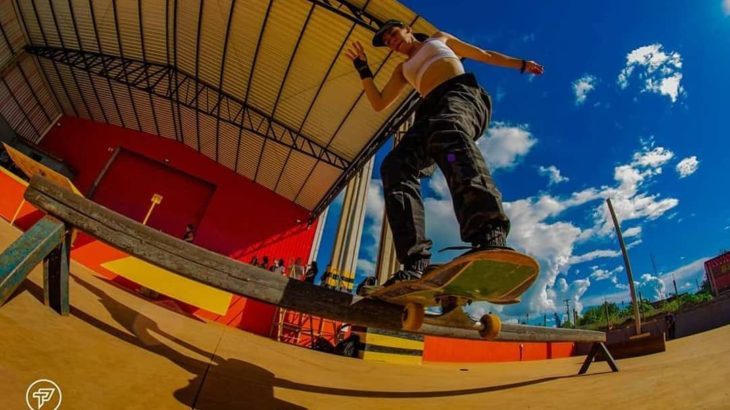 Um curso gratuito de skate para crianças no skatepark de