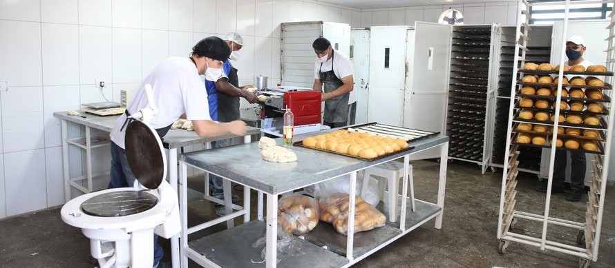 Secretário Hudson Leôncio conheceu a padaria da Unidade de Progressão de Maringá    Foto: Arquivo