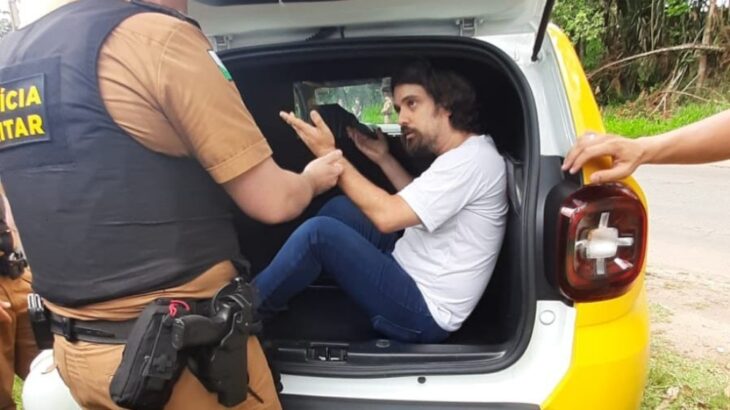 Jornalista Pedro Carrano sendo preso pela PM