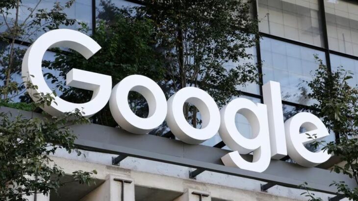 Google demite centenas