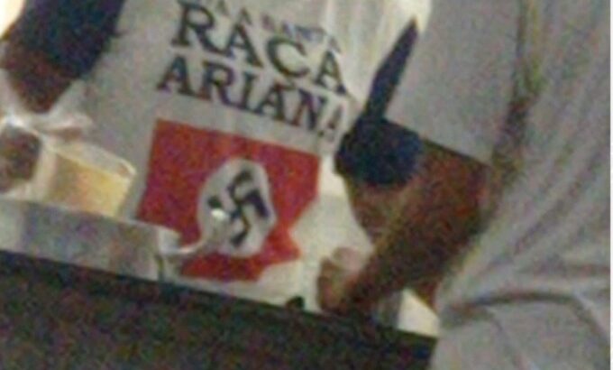 Cozinheira chega à escola usando camiseta com suástica nazista