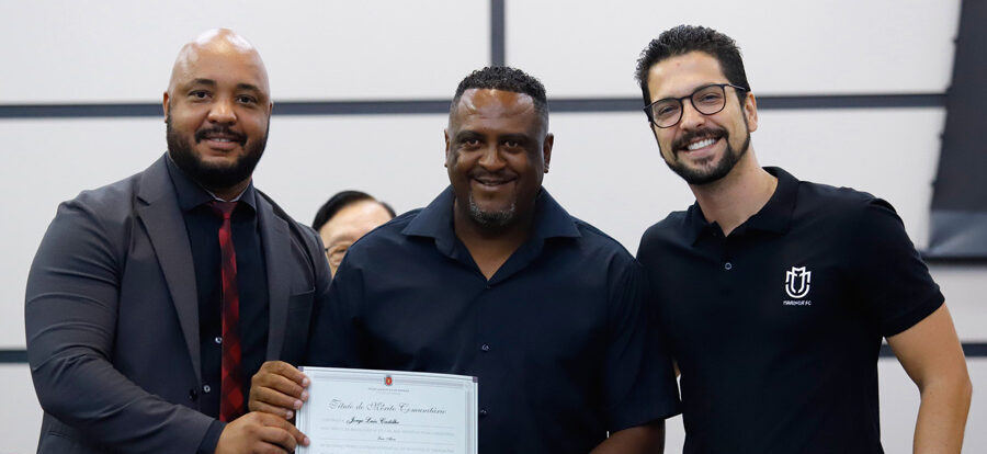 Jorge Castilho com o vereador Delegado Luiz Alves e o presidente do Maringá, João Vitor Mazzer