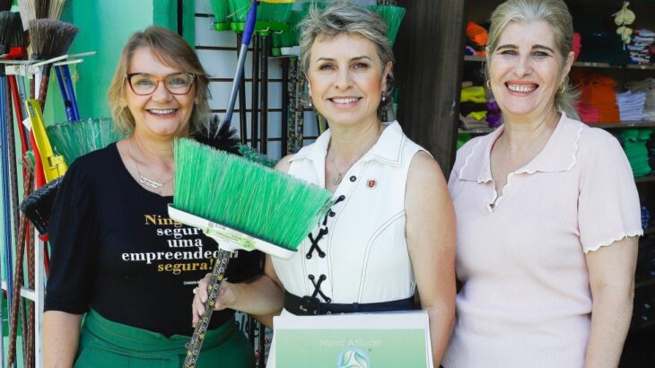 Prefeita em exercício Sandra Jacovós conhece o trabalho da Nova Atitude Ecológica, dirigida por Jacira Reami dos Santos