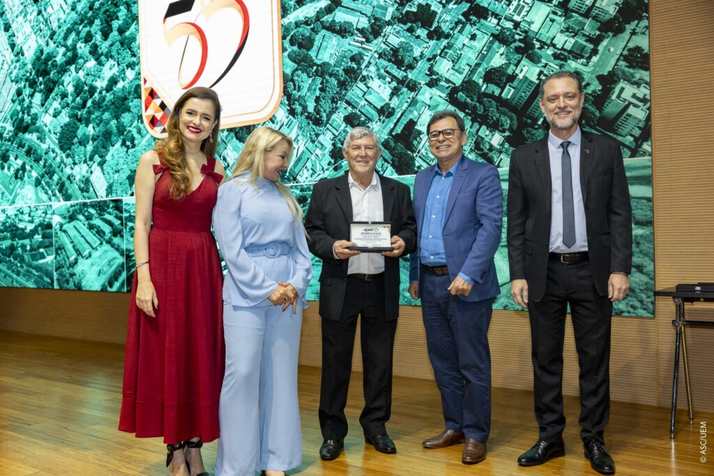 UEM homenageia funcionários antigos