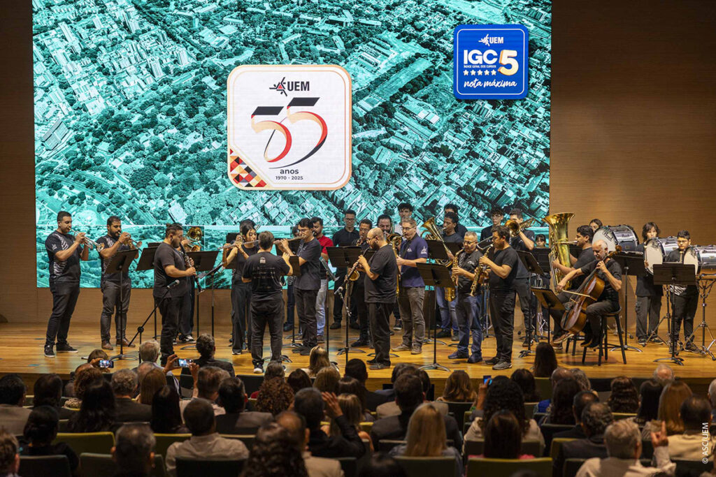 UEM homenageia funcionários em sua festa de 55 anos