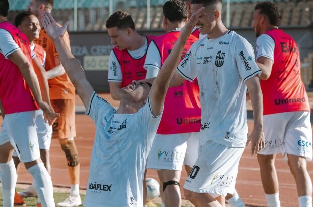 Galo goleia Nacional e volta à Primeira Divisão do Paranaense
