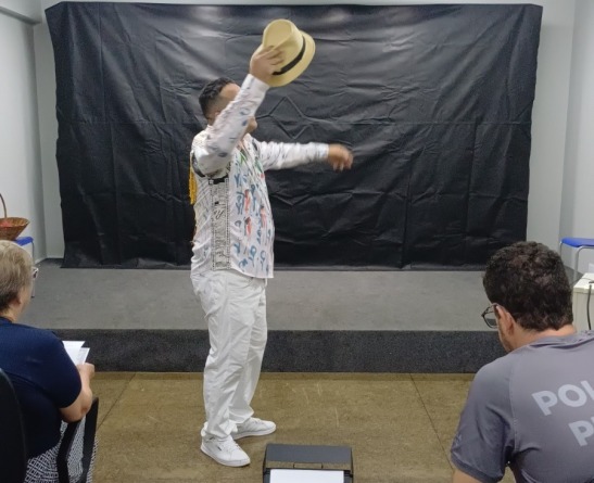 O Dito Pelo Não Dito, novo espetáculo teatral criado por custodiados, terá apresentações no Teatro Barracão em breve