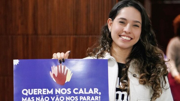 Ana Julia busca informações na comunidade para seus projetos