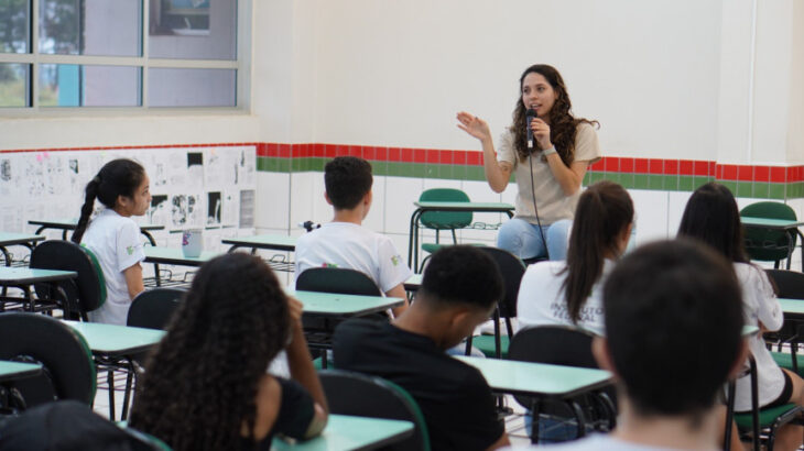 Deputada Ana Júlia, do PT, propõe criação da Rede Estadual de Cursinhos Populares do Paraná para ampliar acesso à educação superior
