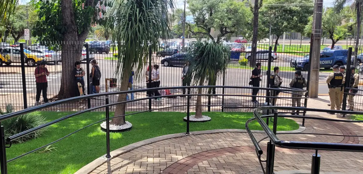 Estudantes representantes da UMES são impedidos de entrar em sessão solene da Câmara Municipal de Maringá