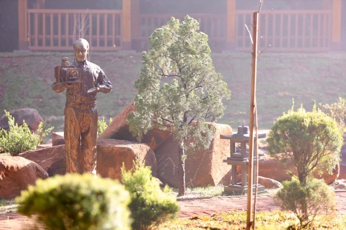 Jardim Imperial Japonês do Parque do Ingá ganha estátua ddo fotógrafo Kenji Ueta  