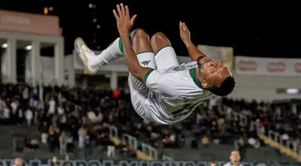 Maranhão festeja no estádio em que ele tanto fez a alegria da torcida maringaense Foto: André Viana