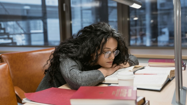 Muito café e pouco sono? Combinação predispõe à enxaqueca, sugere estudo com ratos