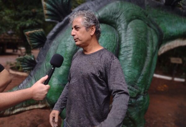 Escultor Jonas Corrêa, criador de dinossauros