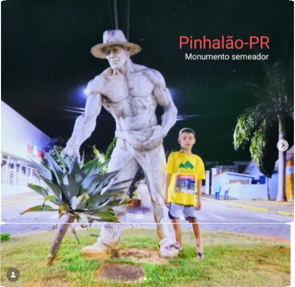 Jonas Correa, o criador de dinossauros, esculpe também imagens sacras e monumentos