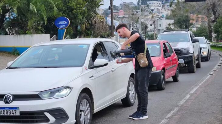 Jovem vende café no semáforo para se livrar do vício em bets