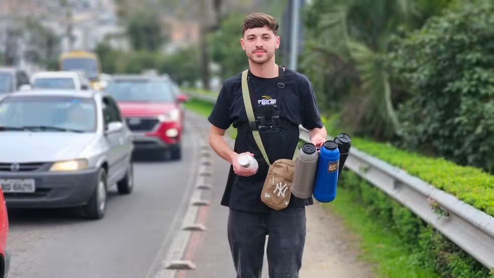 Jovem vende café no semáforo para se ocupar e superar o vício em bets