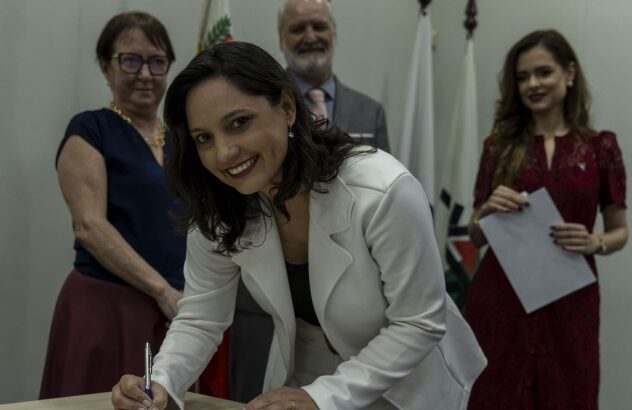Jornalista Adriana Cardoso é empossada na chefia da Assessoria de Comunicação Social da UEM