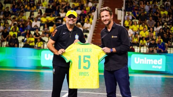Fisioterapeuta maringaense Kleber Barbão é homenageado pela CBF por sua trajetória de 15 anos junto à seleção brasileira de futsal